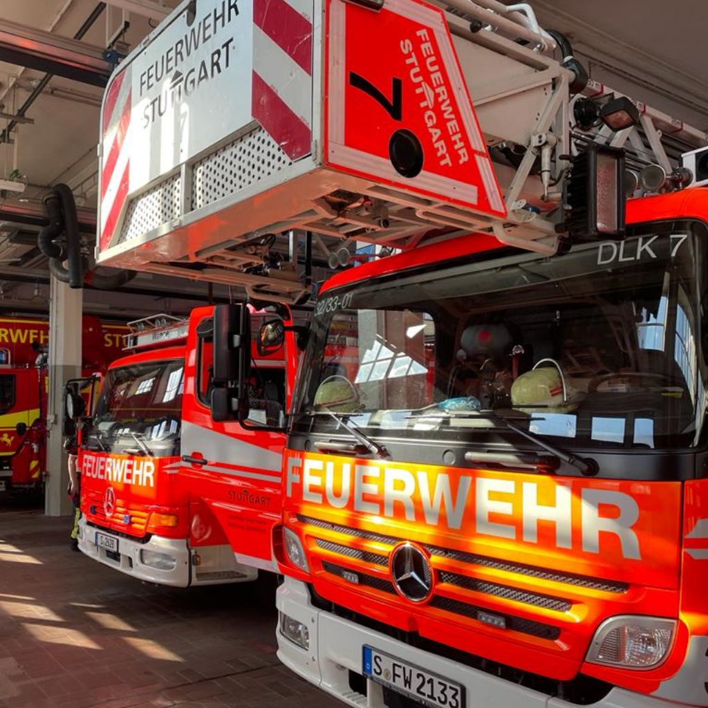 Einsatzfoto Die Feuerwehr Weilimdorf über die DLK-Schleife mit der Drehleiter zu einem Brandmelderalarm alarmiert ...