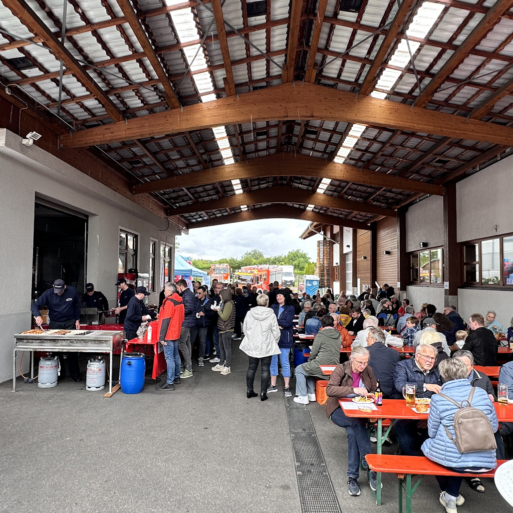 Einsatzfoto Am ersten Sonntag des Mai fand bei der Fa. Getränke Dachtler in der Bergheimer Straße die traditionelle Weinmesse statt ...