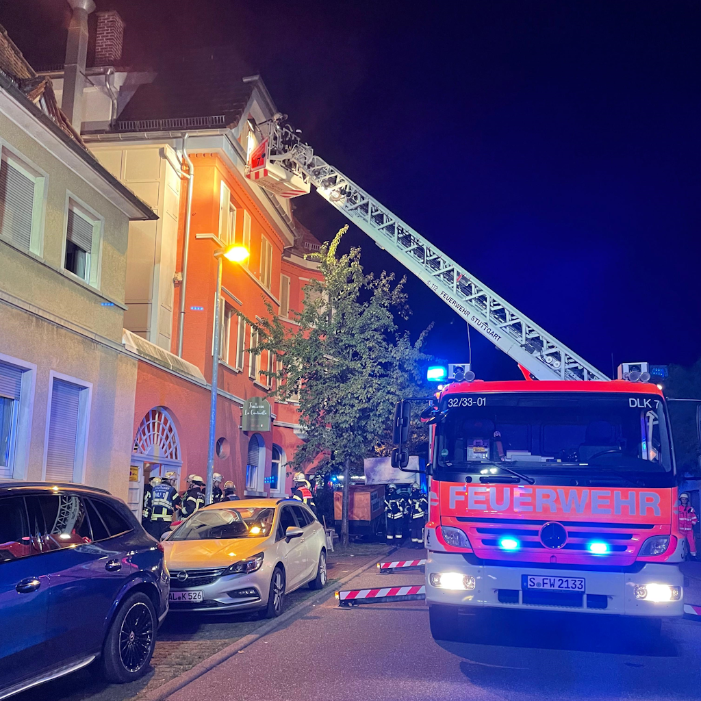 Einsatzfoto  Die Feuerwehr Stuttgart wurde um kurz nach 2 Uhr zu einem Brand in einer Pizzeria in der Stuttgarter Straße in Stuttgart-Feuerbach alarmiert...