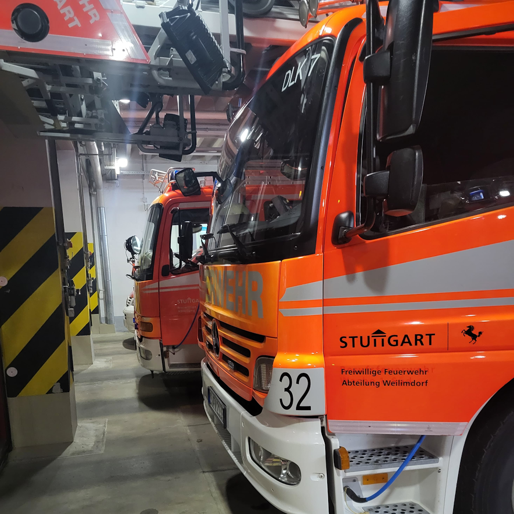 Einsatzfoto Durch einen Wohnungsbrand in einem Hochhaus in Stuttgart-Bad Cannstatt wurden zwei Berufsfeuerwehrwachen durch freiwillige Feuerwehren besetzt ...