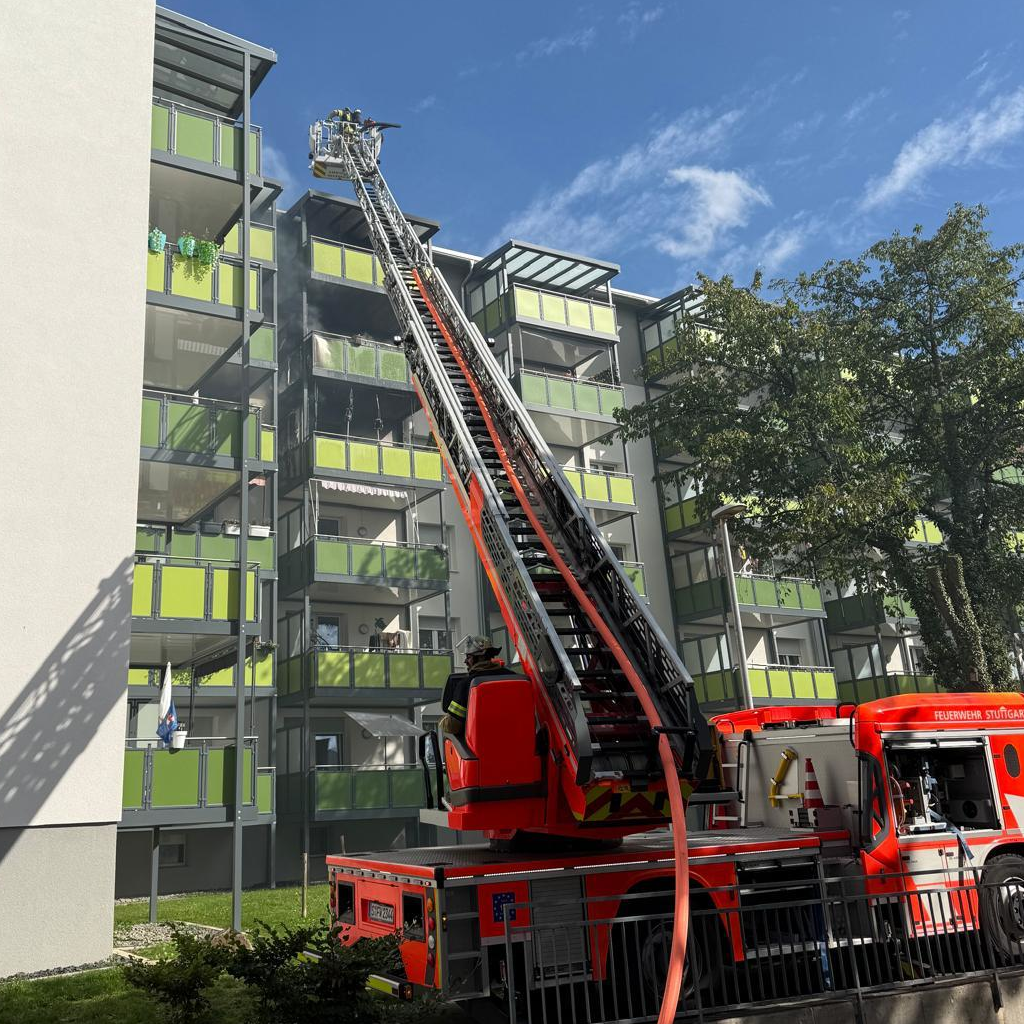 Einsatzfoto Am Dienstagnachmittag wurde die Feuerwehr zu einem Brand in einem Mehrfamilienhaus in der Mittenfeldstraße alarmiert ...